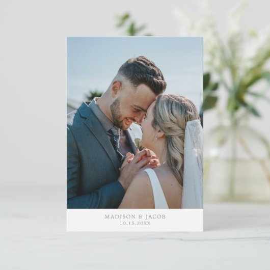 Carte De Remerciements Simple Bleu Poussiéreux Avec Photo Mariage (Debout devant)