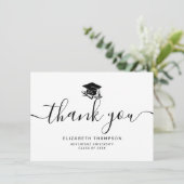 Carte De Remerciements Simple capuchon de graduation de script noir (Debout devant)
