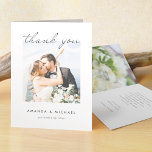 Carte De Remerciements Simple élégant Mariage photo de script moderne<br><div class="desc">Ce carte de remerciements mariage photo simple et chic présente un design moderne et élégant. Nous avons choisi un script moderne et élégant pour "Merci" sur le devant. Nous avons positionné cette partie de la conception de sorte qu'elle s'écoule en haut de votre photo. Notre exemple de photo fonctionne bien...</div>