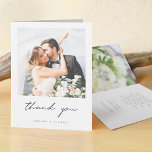 Carte De Remerciements Simple élégant script moderne Mariage photo person<br><div class="desc">Ce modèle mariage photo simple et chic présente un design moderne et élégant. Nous avons choisi un script moderne en noir pour 'Merci' sur le devant. Cette partie de la conception ne peut pas être modifiée. Mais vous pouvez modifier la couleur et la police de n'importe quel autre texte pour...</div>