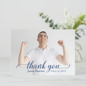 Carte de remerciements simple moderne de graduatio (Debout devant)