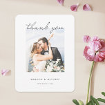 Carte De Remerciements Simple moderne élégant Mariage photo Script<br><div class="desc">Ce mariage photo simple et chic, merci modèle de carte à plat, présente un design propre et moderne. Si vous préférez, vous pouvez changer la forme en coins pointus plutôt que arrondis, car les deux semblent bien fonctionner avec ce design ! Nous avons choisi un script moderne et élégant pour...</div>