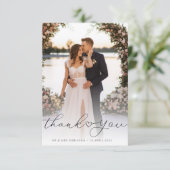 Carte De Remerciements simple script noir photo mariage de jeunes mariés (Debout devant)