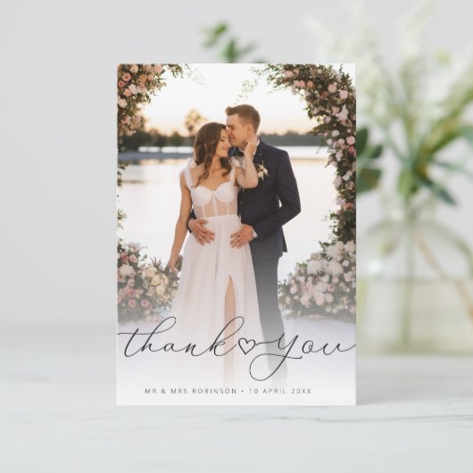 Carte De Remerciements simple script noir photo mariage de jeunes mariés (Debout devant)