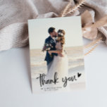 Carte De Remerciements simple script noir photo mariage de jeunes mariés<br><div class="desc">script noir superposition de texte avec script de lettrage à la main moderne et une belle photo des jeunes mariés,  l'image et le texte peuvent être personnalisés.</div>