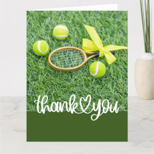 Carte De Remerciements Tennis avec raquette et boules sur herbe verte