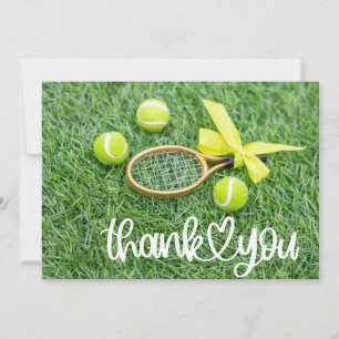 Carte De Remerciements Tennis avec raquette et boules sur herbe verte