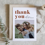 Carte De Remerciements Terracotta Retro Typographie Mariage photo moderne<br><div class="desc">Envoyez une appréciation sincère avec notre carte de remerciements de mariage photo personnalisable, conçu pour associer magnifiquement la typographie rétro et audacieuse à un élégant script manuscrit. Cette carte offre une façon unique et élégante d'express votre gratitude aux invités qui ont célébré votre journée spéciale. Personnalisez la carte avec vos...</div>