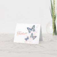 Trois papillons dessinent des coraux mariages