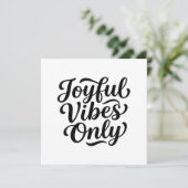 Carte De Remerciements Typographie Joyeuses Vibrations (Debout devant)