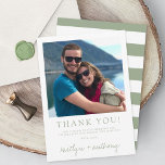 Carte De Remerciements Typographie moderne Sage Vert Mariage minimaliste<br><div class="desc">Dites merci avec style avec ces cartes de remerciement mariages modernes et très tendance. Le design est facile à personnaliser avec votre propre photo et votre propre libellé et votre famille et vos amis seront ravis quand ils recevront ces fabuleux remerciements. Les éléments correspondants se trouvent dans la collection.</div>