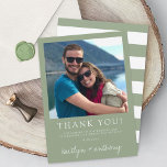 Carte De Remerciements Typographie moderne Sage Vert Mariage minimaliste<br><div class="desc">Dites merci avec style avec ces cartes de remerciement mariages modernes et très tendance. Le design est facile à personnaliser avec votre propre photo et votre propre libellé et votre famille et vos amis seront ravis quand ils recevront ces fabuleux remerciements. Les éléments correspondants se trouvent dans la collection.</div>