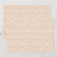 Un tapis marron avec un motif complexe se trouve s