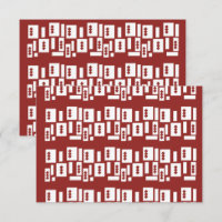 Un tapis rouge avec un motif texturé est étalé sur