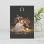 Carte De Remerciements Vins intemporels Monogram Crest Photo Mariage (Debout devant)