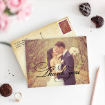 Carte De Remerciements Vintage Rustic Black Script Mariage photo<br><div class="desc">Elégant mariage d'inspiration vintage merci note design carte postale avec photo et écriture décorative noire "Merci". Personnalisez l'image et le texte à l'intérieur avec un message personnalisé. Une couverture photo translucide ancienne peut être gardée ou enlevée. La conception en arrière comprend les lignes d'adresse de carte postale, l'adresse de retour...</div>