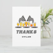 Carte De Remerciements Voitures de course et drapeau à damier de jour de (Debout devant)