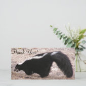 Carte De Remerciements Vue de côté de mouffette près des roches et de la (Debout devant)