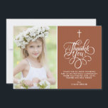 Carte De Remerciements Whimsical Terracotta Première Sainte Communion Pho<br><div class="desc">Script Whimsical Terracotta Première Sainte Communion Photo Carte de remerciements | Envoyez des remerciements à votre famille et à vos amis avec cette carte à plat personnalisable. Il comporte un script fantaisiste sur un arrière - plan en terre cuite et un motif en quatrefoil. Cet élégant carte de remerciements photo...</div>