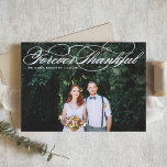 Carte De Remerciements White Forever Thankful Élégant Mariage de script<br><div class="desc">Forever Thankor | Envoyez des remerciements à votre famille et à vos amis avec ce carte de remerciements photo personnalisable. Il est doté d'un script élégant et est parfait pour divers événements tels que les mariages et les diplômes. Personnalisez en ajoutant vos photos préférées. Cet élégant carte de remerciements de...</div>