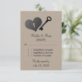 Carte de réponse à clé et verrou du coeur beige (Debout devant)