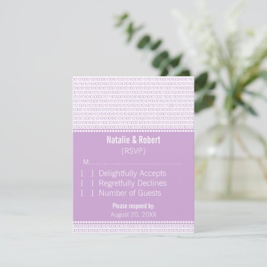 Carte de réponse de code binaire chic geek, violet (Debout devant)