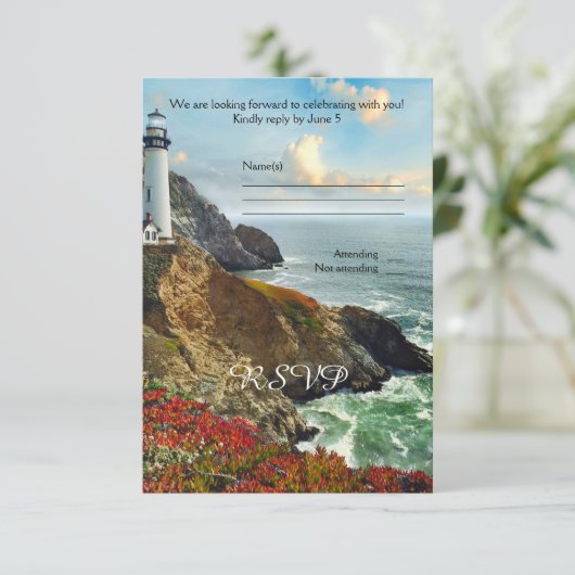 Carte de réponse de mariage au phare de la plage c (Debout devant)