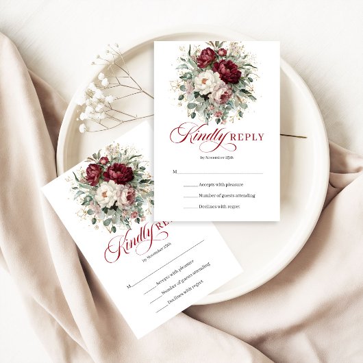 Carte de réponse de mariage florale rouge profond