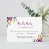 Carte de réponse de mariage florale violet prune (Debout devant)