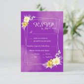 Carte de réponse de mariage florale violette (Debout devant)
