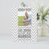 Carte de réponse de mariage Grise Chevron Manger B (Debout devant)