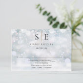 Carte de réponse de mariage hivernal avec monogram (Debout devant)