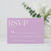 Carte de réponse de mariage moderne classique lila (Debout devant)