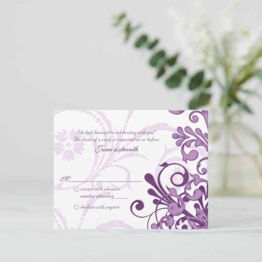 Carte de réponse florale abstraite violette et bla (Debout devant)