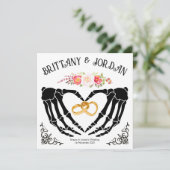 Carte de réponse Light Gothic Skeleton Hands RSVP (Debout devant)