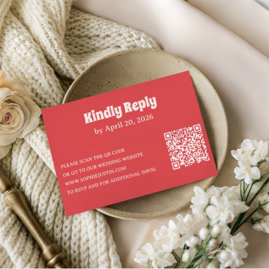 Carte de réponse moderne de corail avec code QR