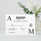 Carte de réponse RSVP à monogramme avec typographi (Debout devant)