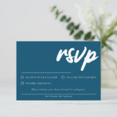 Carte de réponse simple moderne bleu marine avec c (Debout devant)