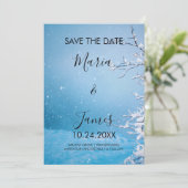 Carte de sauvegarde de date de mariage en neige hi (Debout devant)