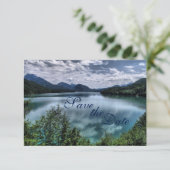 Carte de sauvegarde de mariage au beau lac de mont (Debout devant)