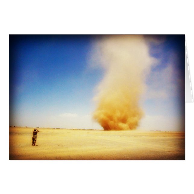 Carte de soldat regardant une tempête de sable (Devant horizontal)