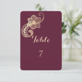 Carte de table à motifs paisley or chic élégant (Debout devant)