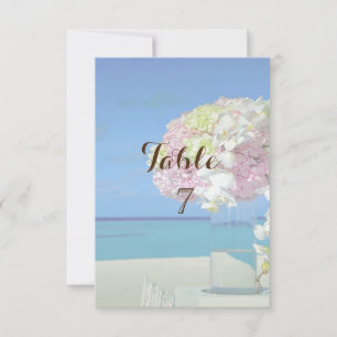 Carte de table de fleurs de mariage à la plage