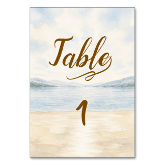 Carte de table de mariage élégante au bord d'un la
