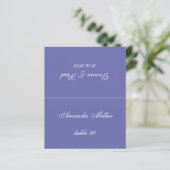 Carte de table de mariage violet avec nom de l'inv (Debout devant)