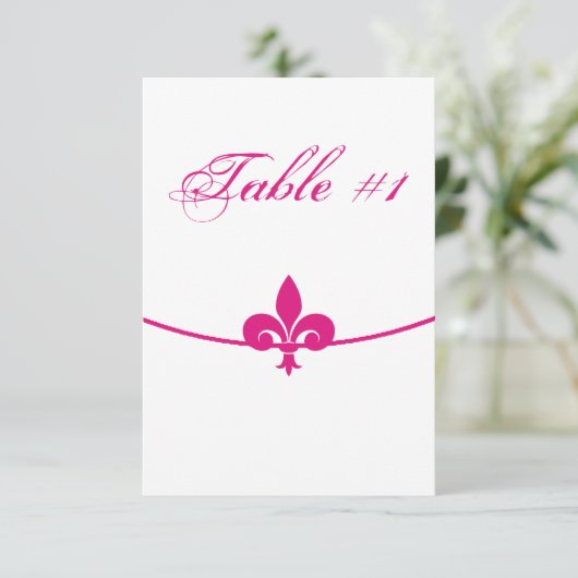 Carte de table de réception Magenta Fleur de Lis (Debout devant)