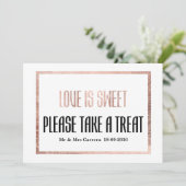 Carte de table en rose gold faux chic (Debout devant)