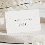 Carte de table Mariage White Pearls<br><div class="desc">Élevez votre table de mariage avec notre carte de table Mariage White Pearls. Avec des images de perles et une typographie chic, ces cartes de lieux ajoutent une touche d'élégance et de raffinement à l'agencement des sièges de chaque client. Parfait pour les couples qui veulent insuffler leur journée spéciale avec...</div>