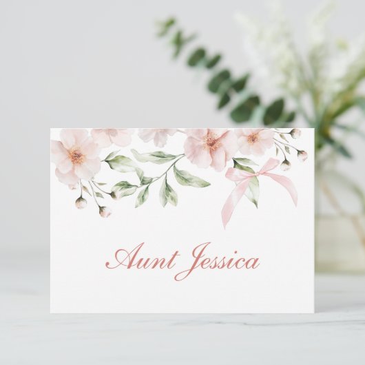 Carte de table plate fleurs rose et noeud (Debout devant)