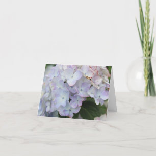 Carte de vacances avec hydrangea blanche et violet